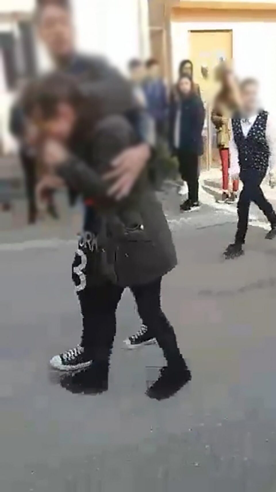 Un coleg îi sare în apărare, o ajută să se ridice și o scoate dintre colegele violente