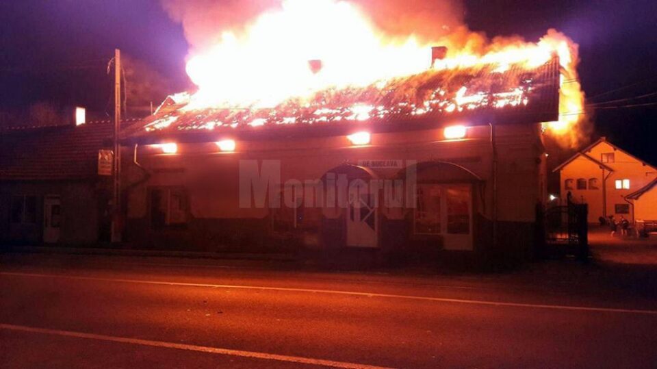 Un incendiu puternic a distrus clădirea unui complex comercial din centrul comunei Vama
