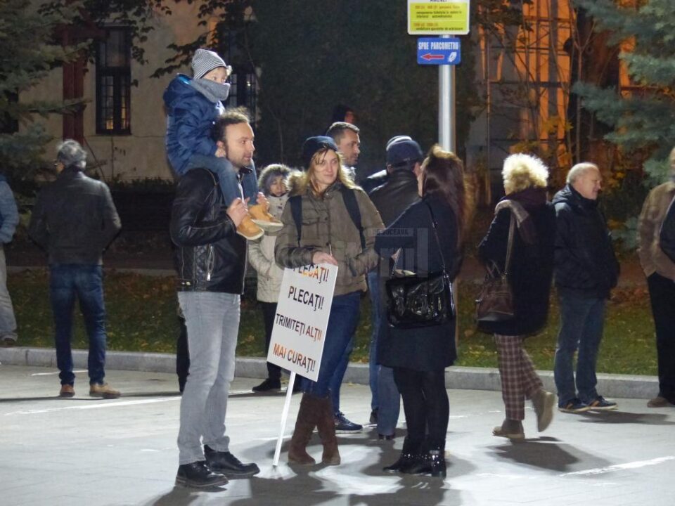 Aproape 100 de suceveni participă în centrul Sucevei la protestul spontan „Nu vrem să fim o nație de hoți”