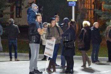 Aproape 100 de suceveni participă în centrul Sucevei la protestul spontan „Nu vrem să fim o nație de hoți” Aproape 100 de suceveni participă în centrul Sucevei la protestul spontan „Nu vrem să fim o nație de hoți”