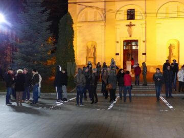 Peste 60 de suceveni au participat în centrul Sucevei la protestul spontan „Nu vrem să fim o nație de hoți!”
