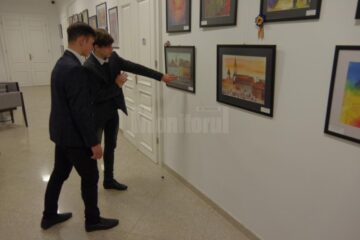 Expoziția de pictură ,,99 + 1=100”, realizată de copiii de la Așezământul „Sfântul Ierarh Leontie” Rădăuți