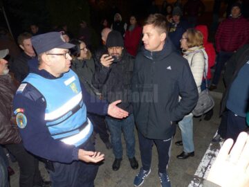 Peste 60 de suceveni au participat în centrul Sucevei la protestul spontan „Nu vrem să fim o nație de hoți!”