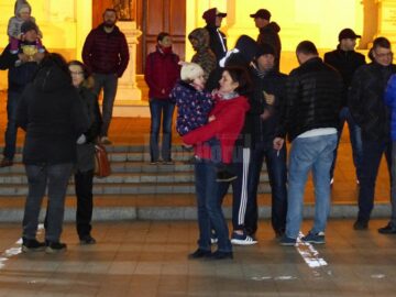 Peste 60 de suceveni au participat în centrul Sucevei la protestul spontan „Nu vrem să fim o nație de hoți!”