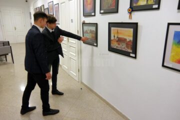 Expoziția de pictură ,,99 + 1=100”, realizată de copiii de la Așezământul „Sfântul Ierarh Leontie” Rădăuți