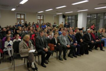 Public numeros la vernisajul expoziției de pictură "99 + 1 = 100"