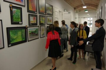 Expoziția de pictură ,,99 + 1=100”, realizată de copiii de la Așezământul „Sfântul Ierarh Leontie” Rădăuți