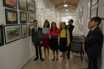 Expoziția de pictură ,,99 + 1=100”, realizată de copiii de la Așezământul „Sfântul Ierarh Leontie” Rădăuți