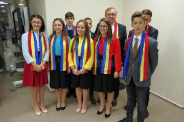 Grupul de copii de la Rădăuți – o parte dintre micii pictori, împreună cu acuarelistul Vasile Popescu