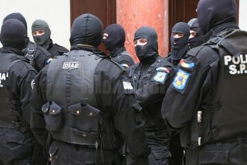 Un echipaj al Serviciului de Acțiuni Speciale Suceava i-a imobilizat și încătușat pe cei doi