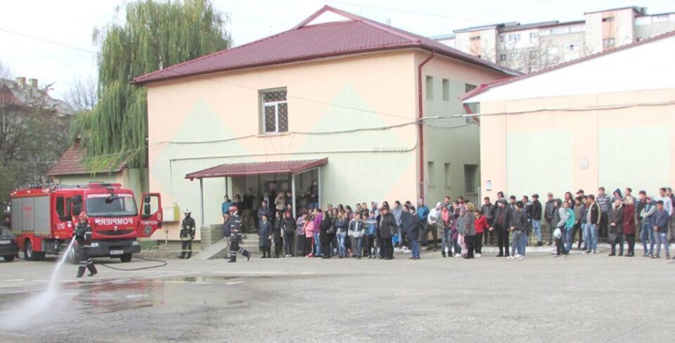 Educare preventivă și măsuri de prevenire a incendiilor, la Centrul Școlar Suceava