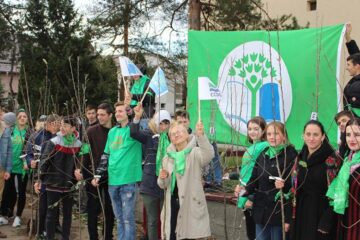 Reprezentanții celor 50 de clase ale colegiului au plantat 60 de pomi fructiferi în livada din curtea unității