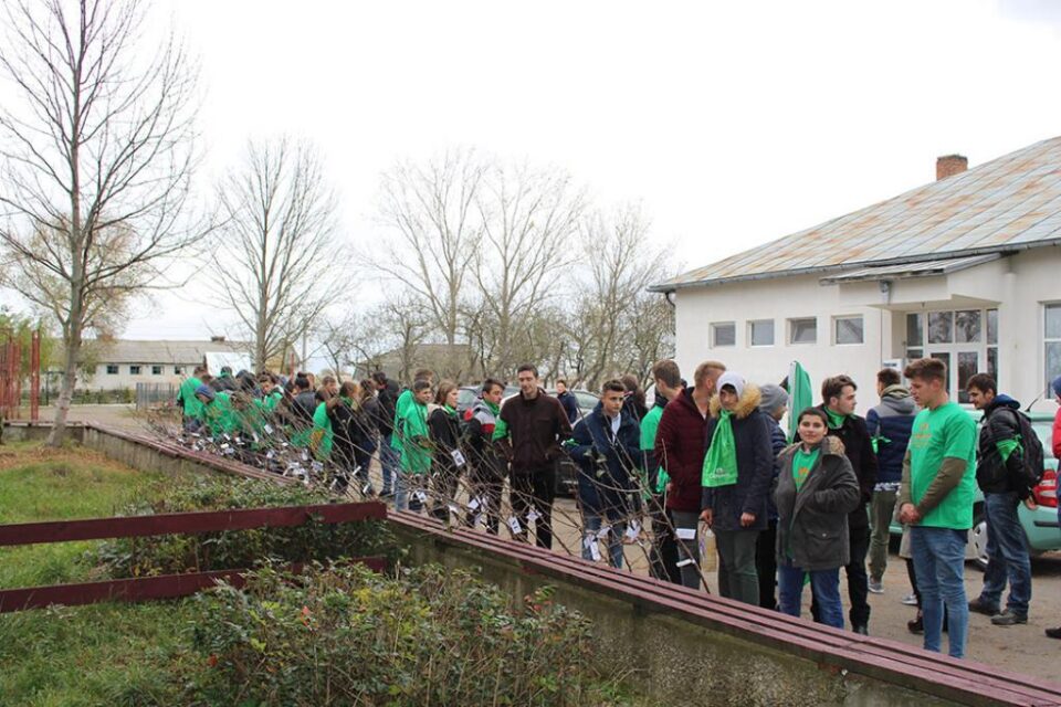 Elevii de la Colegiul „Andronic Motrescu” au plantat, de ,,Ziua Verde a Eco-Școlilor din România”, 60 de pomi fructiferi în livada școlii