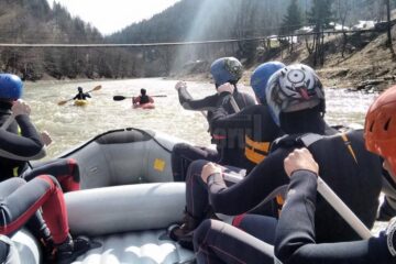 La Academia de Munte se predau cunoștințe de alpinism clasic și hibernal, schi de tură, rafting, canyoning, speologie, supraviețuire, tehnici de prim ajutor