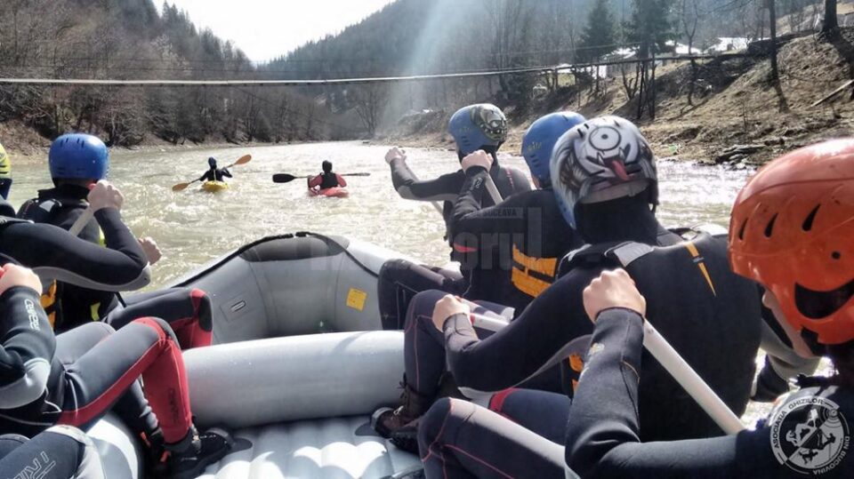 La Academia de Munte se predau cunoștințe de alpinism clasic și hibernal, schi de tură, rafting, canyoning, speologie, supraviețuire, tehnici de prim ajutor