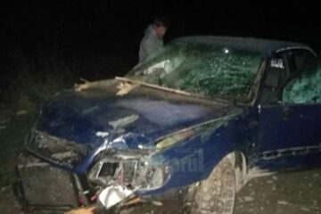 Mașina condusă de tânărul băut a fost scăpată de sub control, intrând într-un gard de pe marginea drumului