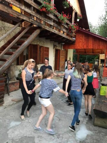 Tineri români, francezi și germani, în vizită prin Bucovina