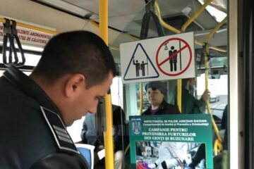 Polițiștii au lipit 80 de afișe de informare în autobuze și au distribuit peste 800 de pliante de prevenire a furturilor