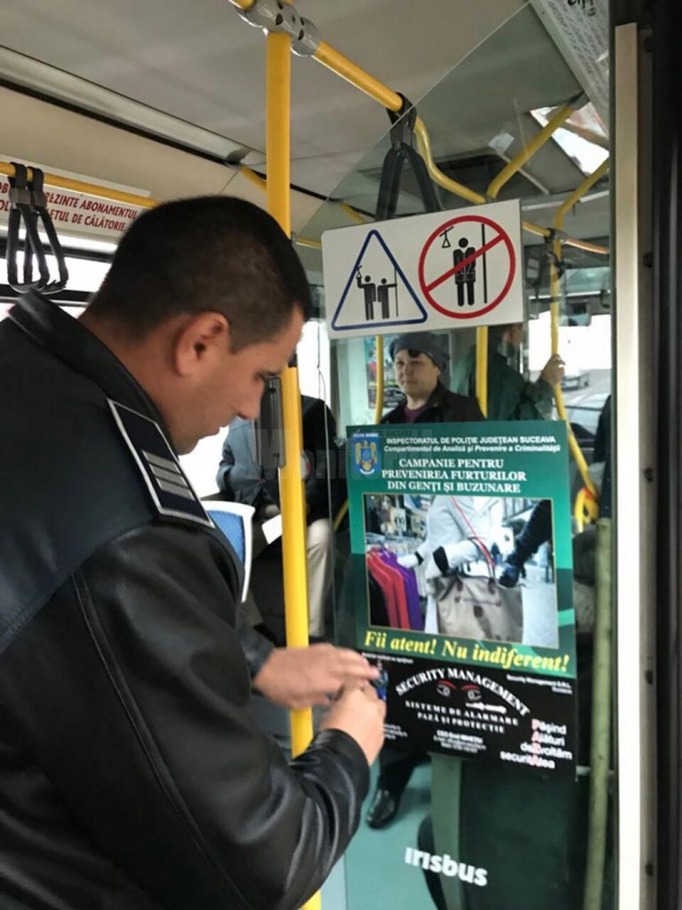 Polițiștii au lipit 80 de afișe de informare în autobuze și au distribuit peste 800 de pliante de prevenire a furturilor