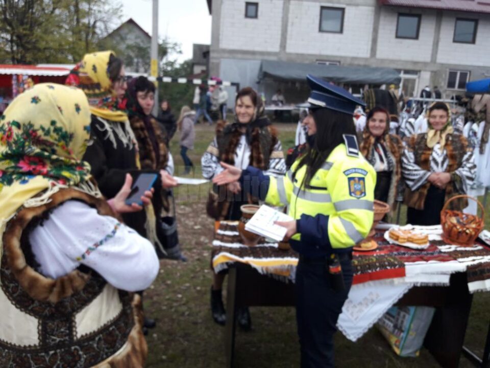 La Marginea, polițiștii au împărțit peste 500 de ghiduri cu recomandări pentru prevenirea furturilor și a înșelăciunilor