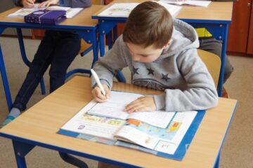 Ministerul Educației face sondaj printre părinți, elevi și profesori despre temele pentru acasă