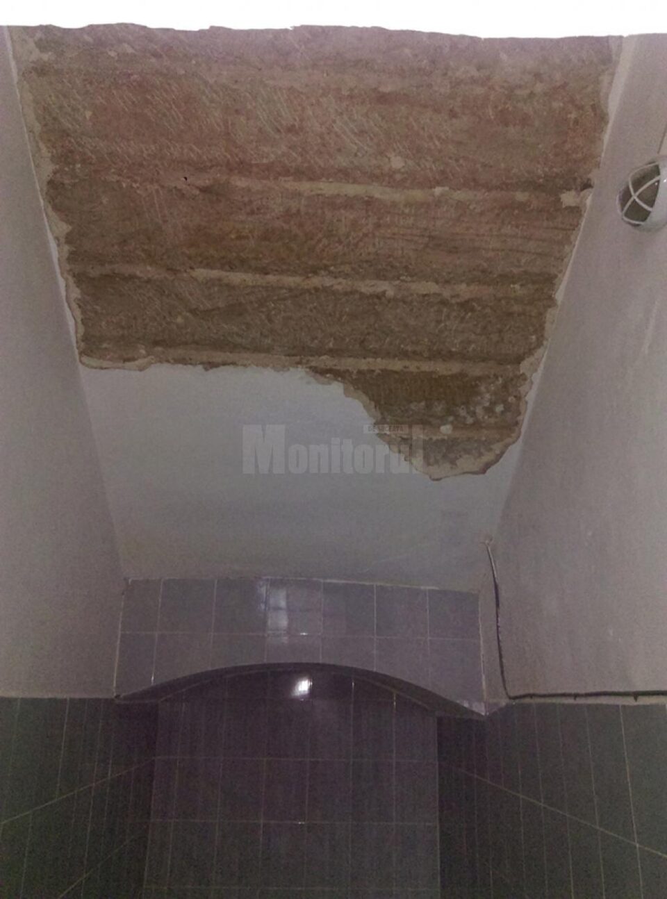 O bucată din tavanul școlii din Ilișești s-a prăbușit miercuri noapte