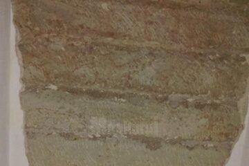 Aproape toată tencuiala tavanului s-a desprins și s-a prăbușit