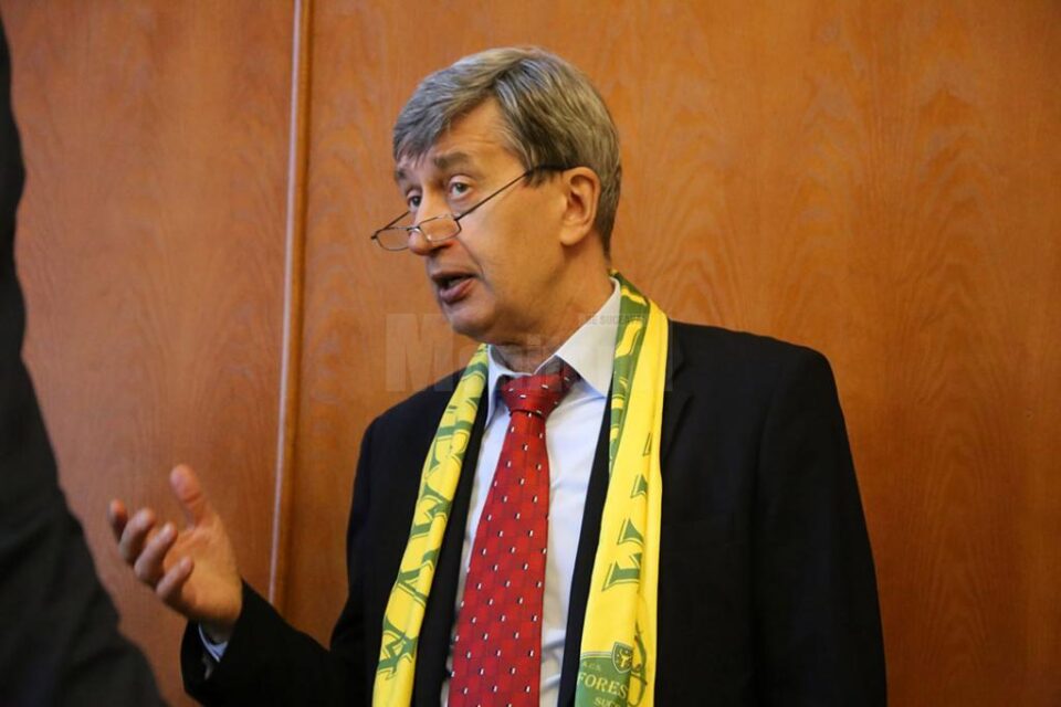 Ambasadorul Rusiei, Excelența Sa Valery Kuzmin, cu fularul Forestei