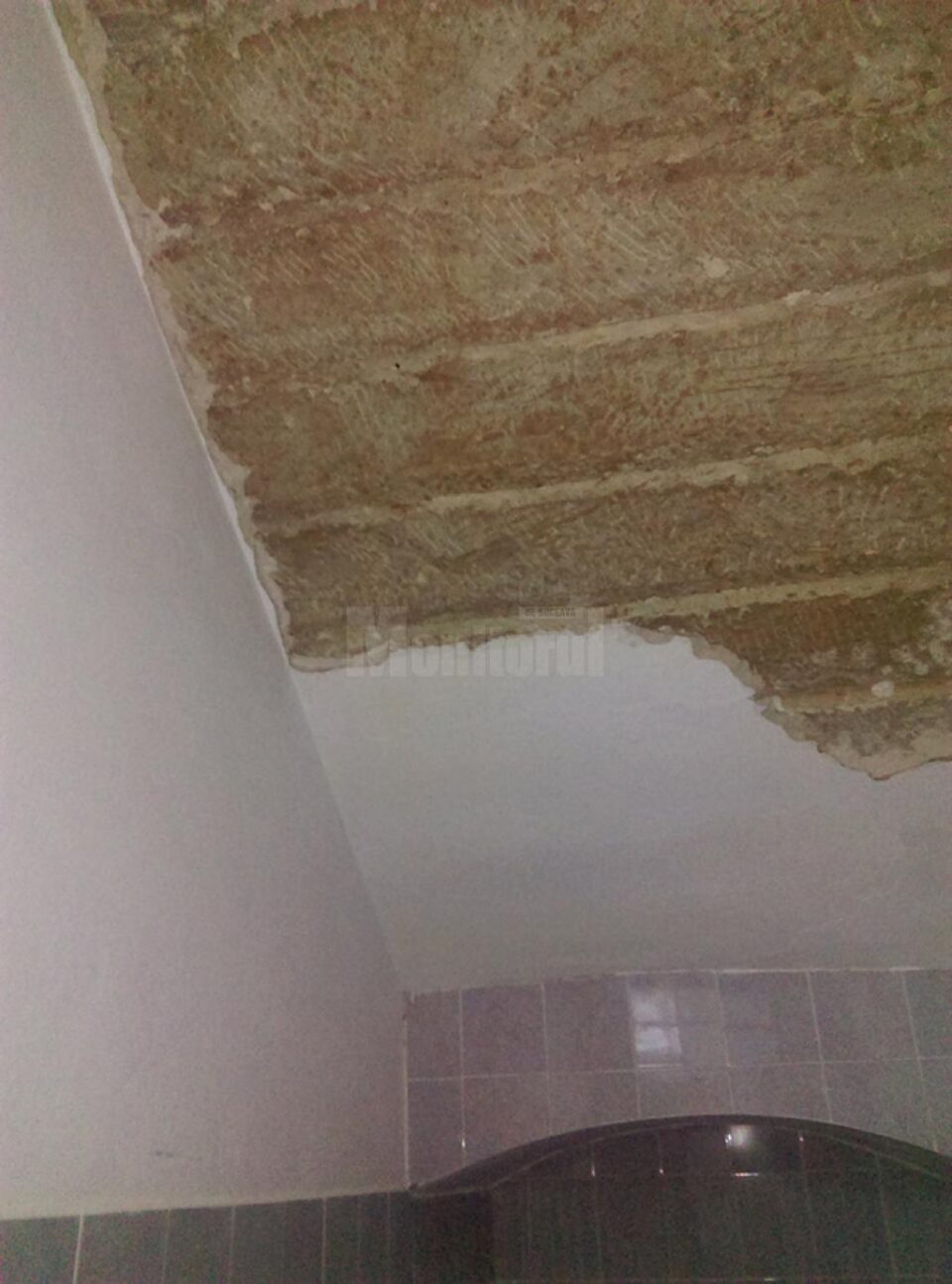O bucată din tavanul școlii din Ilișești s-a prăbușit miercuri noapte