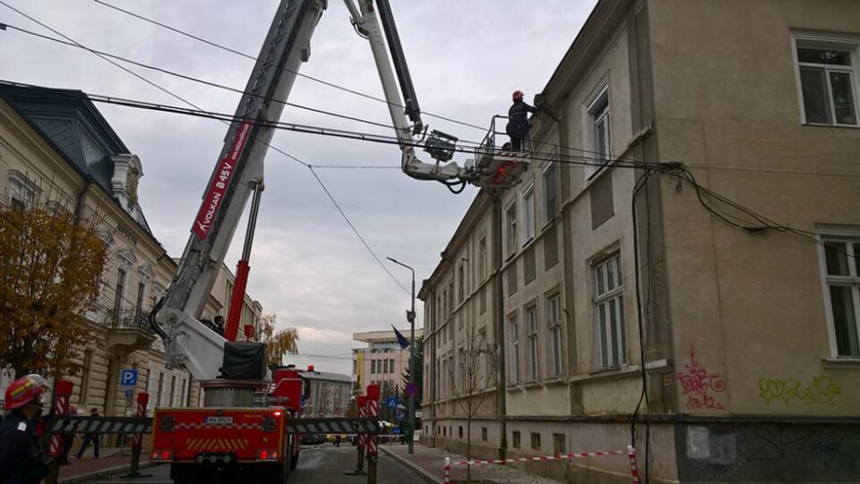 Pompierii îndepărtează bucățile de tencuială desprinsă