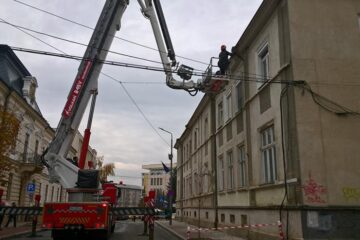 Pompierii îndepărtează bucățile de tencuială desprinsă