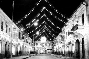 Str. Stefan cel Mare privita dinspre strada Nicolae Balcescu, in timpul sarbatorilor de iarna