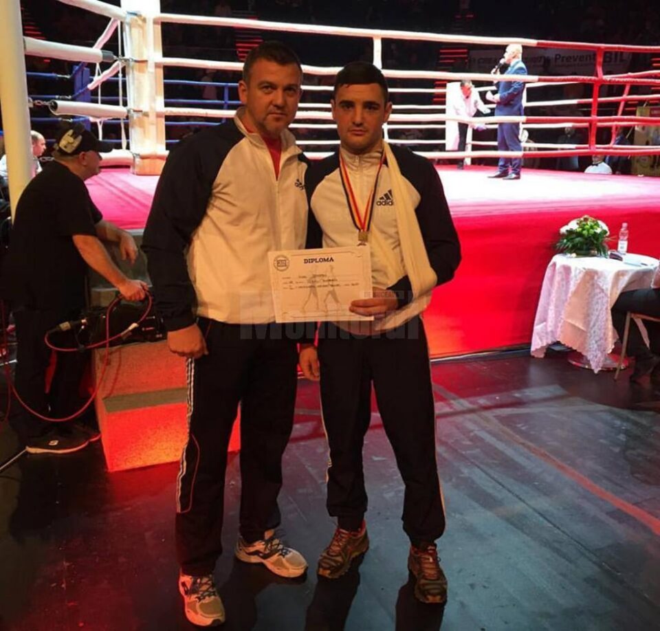 Antrenorul Andu Vornicu alături de proaspătul vicecampion național de seniori Dumitru Vicol Antrenorul Andu Vornicu alături de proaspătul vicecampion național de seniori Dumitru Vicol