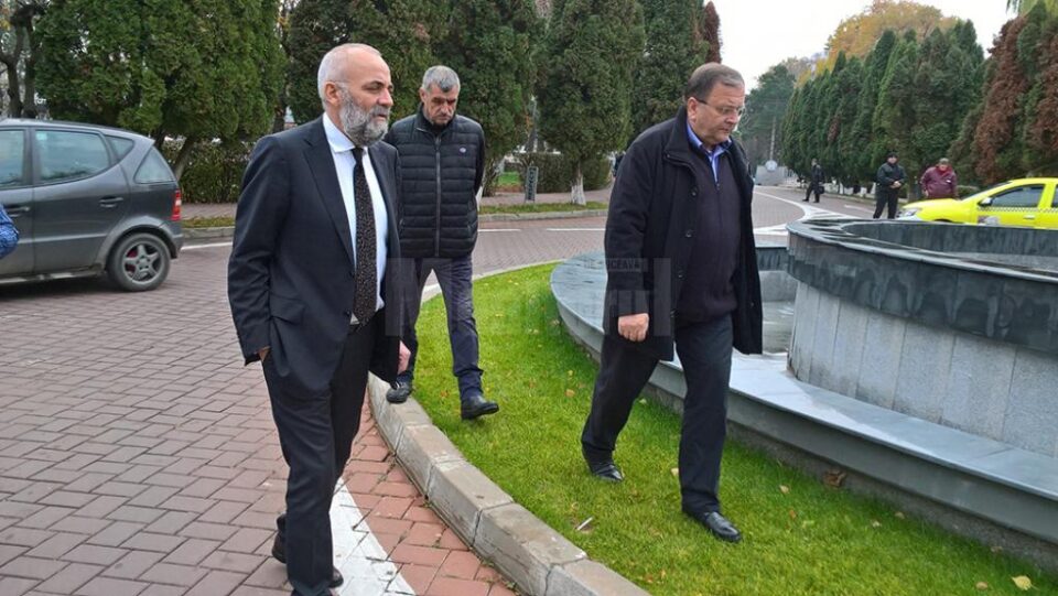 Flutur și Rîmbu spun că în 2018 se vor amenaja spațiile verzi și arteziana de la spital
