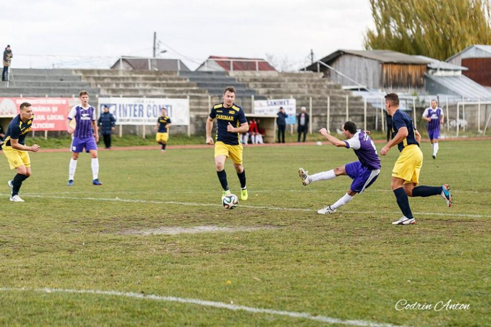 Liderul Șomuz Fălticeni a trecut la limită de Moldova Drăgușeni. Foto Codrin Anton. Liderul Șomuz Fălticeni a trecut la limită de Moldova Drăgușeni. Foto Codrin Anton.