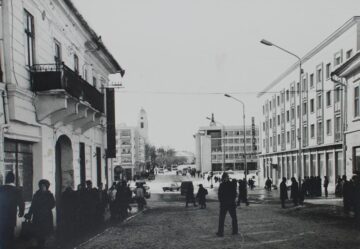 Str. Stefan cel Mare. In partea stanga se vede fosta cladire a Hanului Langer, demolata in anul 1982