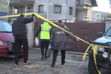Criminaliștii poliției, intrând în casa unde s-a petrecut grozăvia