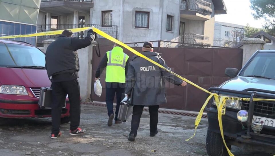 Criminaliștii poliției, intrând în casa unde s-a petrecut grozăvia