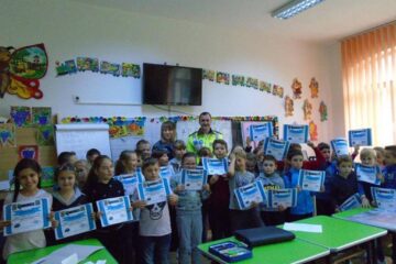 Elevii care au dat răspunsuri corecte în cadrul concursului "Abecedarul Rutier" au primit diplome din partea polițiștilor