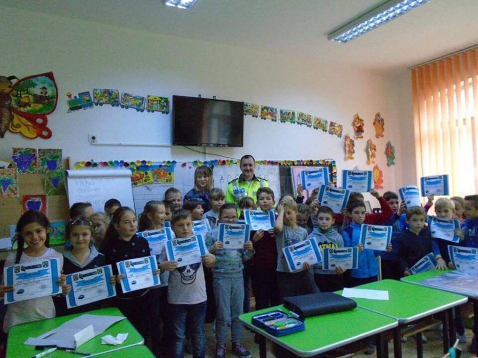 Elevii care au dat răspunsuri corecte în cadrul concursului "Abecedarul Rutier" au primit diplome din partea polițiștilor