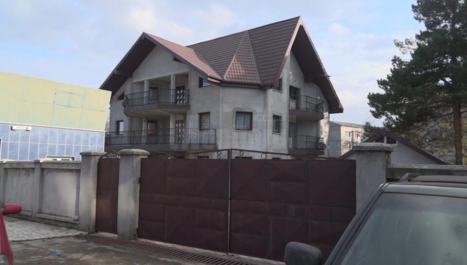 Bărbatul locuia în vilă doar împreună cu fiica sa bolnavă psihic