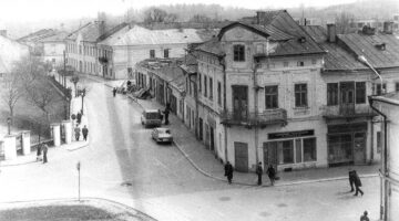 Intersectia Stazii Karl Marx cu strada Stefan Cel Mare. In planul indepartat se vede demolarea carciumei Mestecanis din fata bisericii Sf. Dumitru