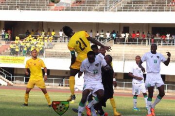 Mijlocașul Forestei, primul din stânga imaginii, la meciul de debut la naționala statului Togo. sursă foto buzzdutogo.com