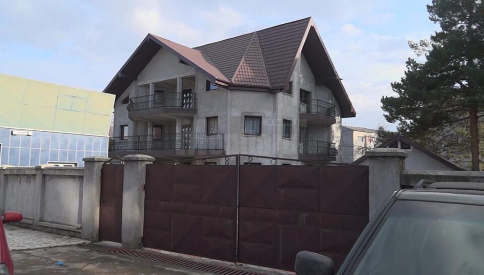 Bărbatul locuia în vilă doar împreună cu fiica sa bolnavă psihic Bărbatul locuia în vilă doar împreună cu fiica sa bolnavă psihic