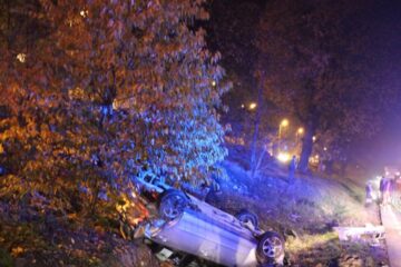 Mașina care circula dinspre Botoșani s-a răsturnat în șanțul de la marginea drumului