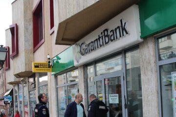 Executorul judecătoresc Sarmis Câmpulungeanu, însoțit de doi jandarmi, a venit să execute silit Garanti Bank
