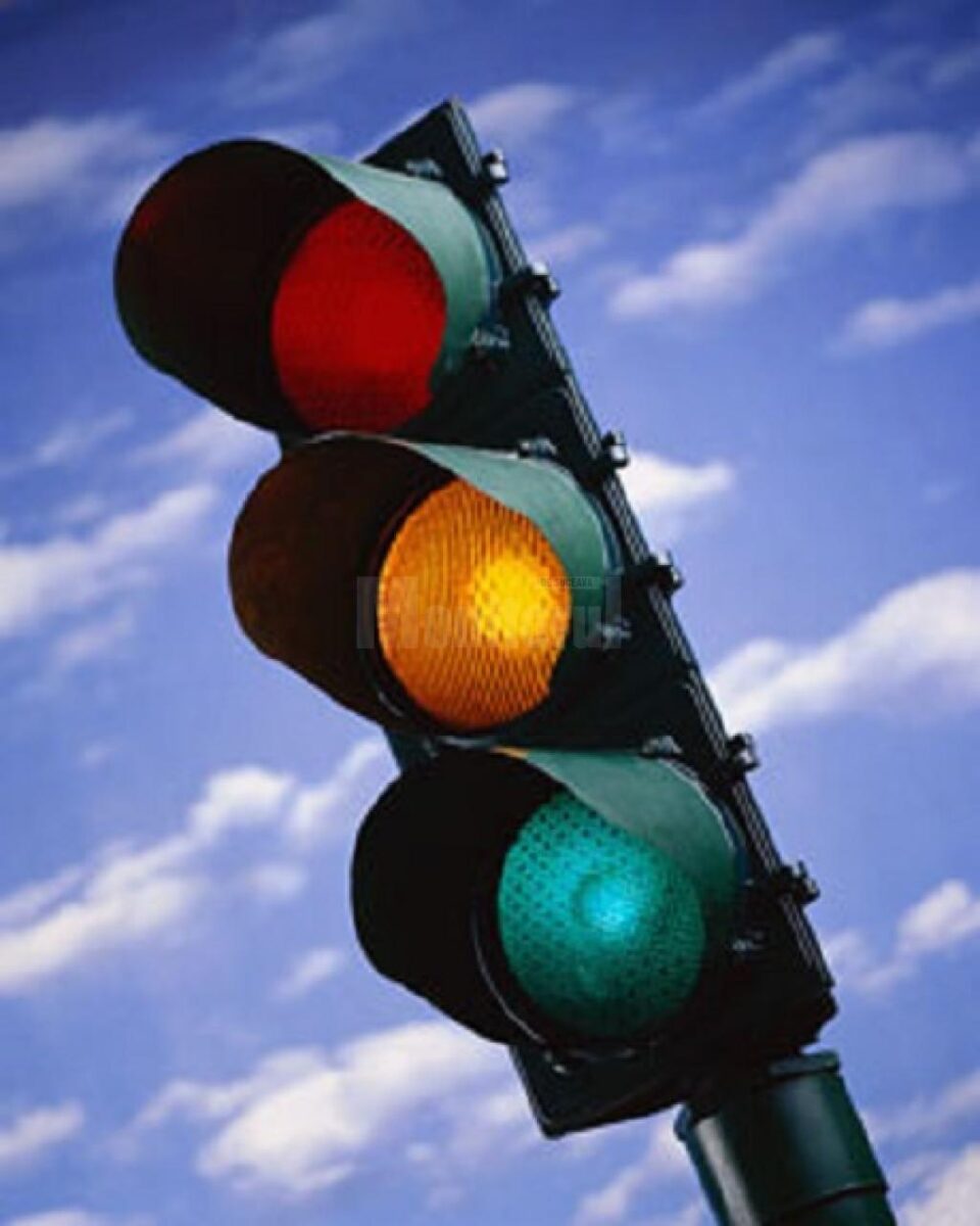 Carambol la semafor Sursa foto www.transilvaniareporter.ro