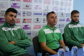 Antrenorul Florentin Petre (mijloc), împreună cu Marius Matei (stânga), Andrei Cerlincă și ceilalți forestieri pot duce echipa deasupra liniei retrogradării