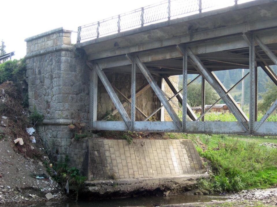 Podurile au o structură foarte solidă, din piatră