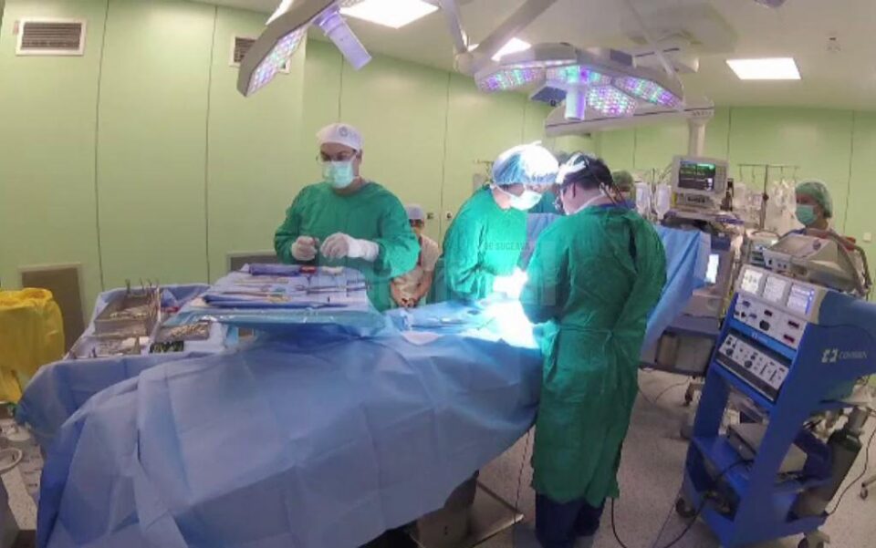 Medici români și americani operează la București copii cu malformații cardiace congenitale Sursa: ProTv